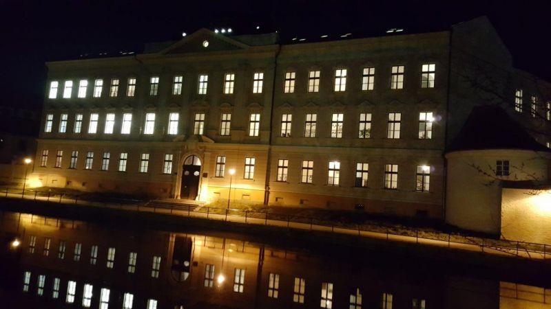 Zábavná show v délce cca 45 minut se opakovala celkem třikrát v 18, 19 a 20 hodin. Pokaždé byla učebna plně obsazena. Večerem prováděly Markéta Placerová ze 6. E 