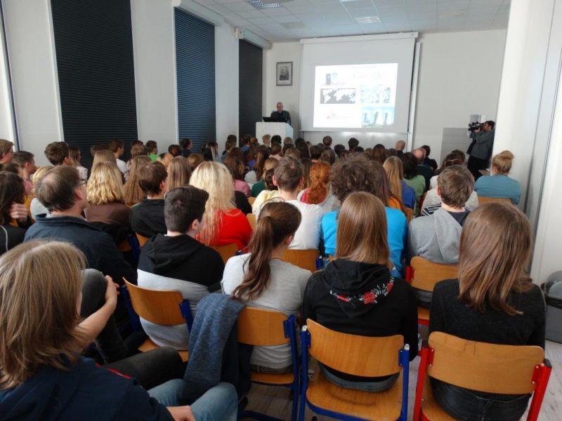 A tak přišla na scénu již druhá Talent Akademie Jihočeského kraje. Akce následovala zářijový běh zaměřený na fyziku, matematiku, chemii a biologii.