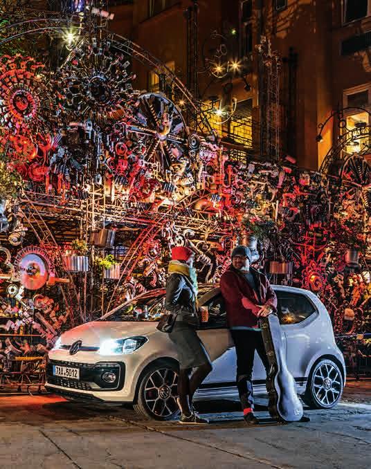 ŽIVOT MUZIKANTA NA CESTÁCH JE DYNAMICKÝ A NABITÝ AKCÍ. BĚHEM KONCERTNÍHO POBYTU V PRAZE DĚLAL THOMASOVI PARŤÁKA VOLKSWAGEN UP! GTI. A ROZJELI SPOLU PARÁDNÍ SHOW.