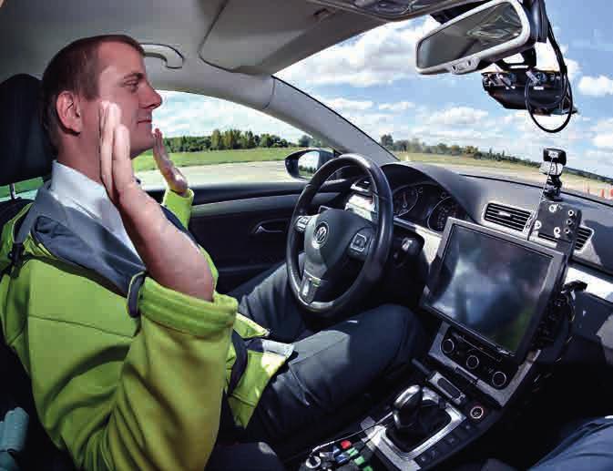 Auta stále chytřejší. Automatické nouzové brzdění, dálkové parkování nebo auto bez vnějších zrcátek. Na návštěvě v testovacím centru Valeo.