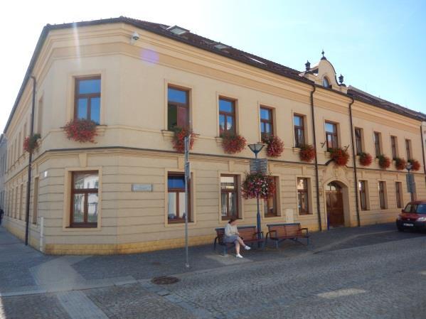 2. BUDOVA: Masarykovo náměstí 30/1 přístavba radnice vstup přes radnici nebo od parkoviště za kulturním domem Sídlí zde: odbor sociální