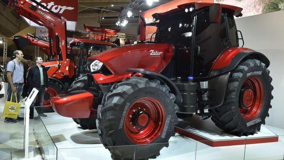 V roce 1949 vznikl prototyp Zetor 30, základ pro Zetor 35 z roku 1955 (čtyřválec o výkonu 31 kw [42 HP] a čtyřstupňová převodovka, vyrobeno 21 500 ks) a modernizované provedení Zetor 50 až do roku
