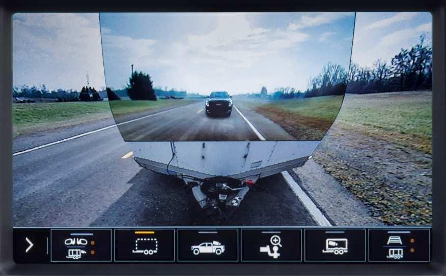 Průhledný přívěs od společnosti Valeo byl představen u pick-upu GMC Sierra Heavy Duty. Na středovém displeji je spojen obraz z kamery snímající prostor za vozidlem (viz obrázek č. 147). Obrázek č.