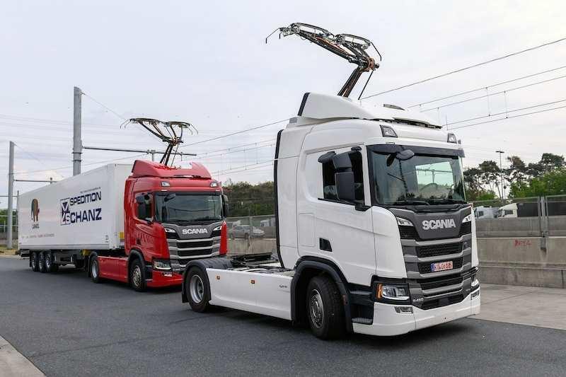 2.8 Elektropohon u traktorů Obrázek č. 20 Troleje na dálnici Poprvé jej zkoušel New Holland již v roce 2009 koncept NH2 s lithiumiontovými bateriemi a palivovými články s výkonem 78 kw [106 HP].