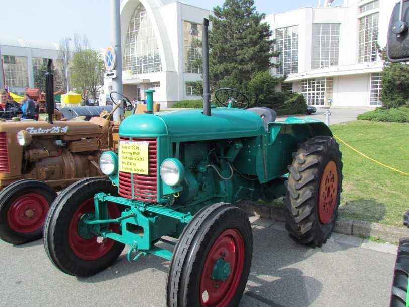 Další hlediska rozdělení traktorů mohou být dle energetického zdroje (parní, zážehový, plynový vznětový motor i s přeplňováním, elektrický pohon, nebo kombinovaný - hybridní a alternativní), dle