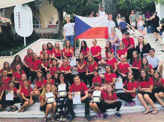 září vrátil z úspěšného zahraničního zájezdu. Mladí zpěváci strávili na cestách a koncertních Sbor Jiřičky na úspěšném zájezdu do Španělska.