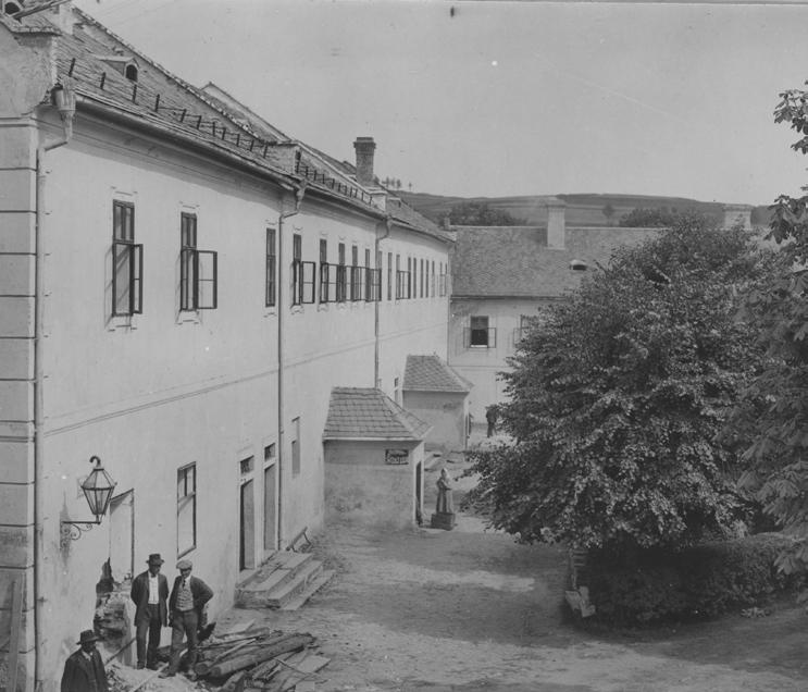 Zmizelé Nové Město Z historie novoměstského pivovarnictví Kde se pivo vaří, tam se dobře daří. Uf, tak to si můžeme oddechnout, v Novém Městě se pivo zase vaří. Ale že to trvalo!