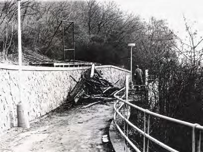 Spáleniště pak legračně hlídala pomocná stráž VB (foto č. 2). Burzu jsme s dalšími burziány následně převedli na Strahov, ale po pár měsících se i tam likvidační zátah zopakoval.