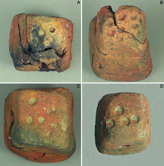 Archeologické rozhledy LXXI 2019 293 Obr. 17. Březnice u Bechyně. Detaily značek na horních plochách závaží. A inv. č. A 26 657, B inv. č. A 26 670, C inv. č. A 31 261, D inv. č. A 31 808. Foto L.