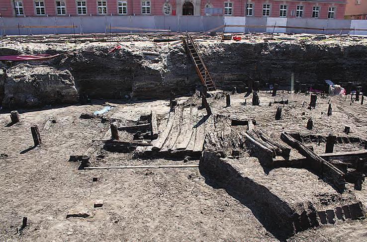 316 Krąpiec Piekalski: Dendrochronology vs. dating of complex stratigraphic Fig. 3. Wrocław, Nowy Targ square. Excavations from the years 2010 2012, view from the north (photo M. Mackiewicz). Obr. 3. Vratislav, náměstí Nowy Targ.