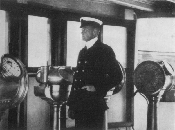 4.5 Druhý palubní důstojník Charles Herbert Lightoller Ch. H. Lightoller se narodil 30. března 1874 a zemřel 8. prosince 1952. Na moře se dostal už ve svých třinácti letech.
