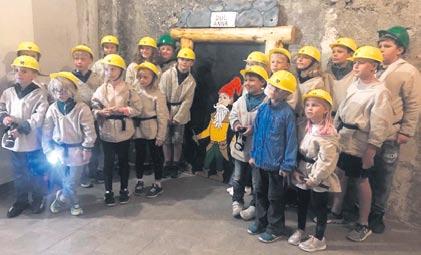 srpna bude v zahradě Domova Zahradách od 14 hodin pro příznivce dechové hudby vyhrávat kapela Berounská šestka s kapelníkem ladimírem Mužíkem a jeho zpěváky. stupné 20 Kč.