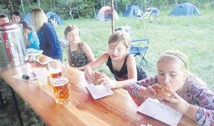 Před večeří se všichni sešli na slavnostní nástup, při kterém byla slyšet vlídná slova, plná chvály nejen z řad vedoucích, ale i od zástupců celého kroužku Hostomických hadic a v neposlední řadě od