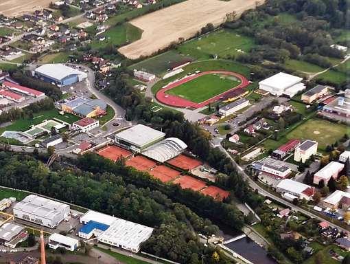 Výška haly je navržena ve třech výškových úrovních od 4,65 metrů (okraj haly) do 10,85 metrů (hřeben lomené sedlové střechy).