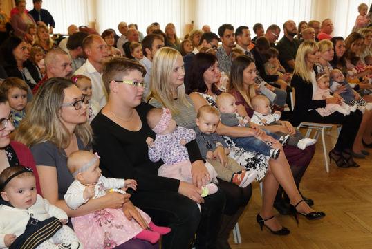 6. číslo listopad 2019 Oslava Mezinárodního dne seniorů V sobotu 28. září se konala na sále místního kulturního domu oslava Mezinárodního dne seniorů.
