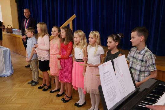 Písničky Waldemara Matušky a skupiny Greenhorns, dříve známé pod jménem Zelenáči, k tanci i poslechu zahráli a zazpívali muzikanti z kapely Malevil Band.