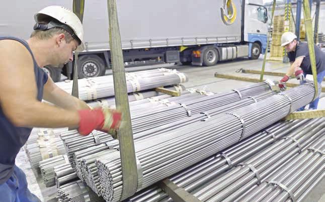 Každý rok ze zdejší výrobní haly putuje k zákazníkům okolo 90 000 tun tažených tyčí, z toho více než 60 % na export.