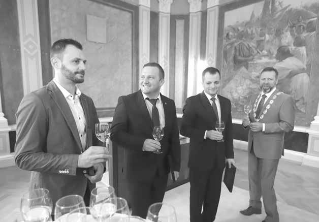 2 ZPRÁVY ZE SLOVÁCKA Mnišky změnily program mší, pouť zůstane v klášterní zahradě NOVINKA Kostel a nádvoří zůstanou přístupné,