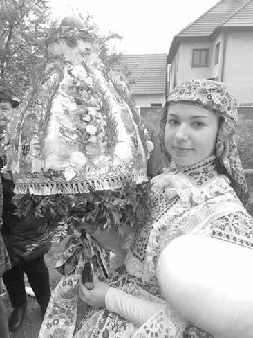 zeptala se starostka Renata Čechmánková přítomných čtrnácti krojovaných párů. Hodovou chasu vyprovázela od Strmenských zakaboněná obloha a několik kapek.
