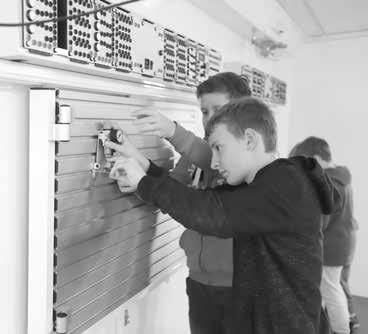 Kamion byl pro veřejnost k prohlídce přistaven v areálu Střední školy průmyslové, hotelové a zdravotnické, kde současně zahájil kroužek techniky pro zájemce z řad žáků základních škol, který už