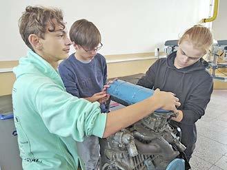 Aktivitami, které by měly děti sblížit a pomoci třídě stát se partou kamarádů, provázeli studenti Standa a Martin, kteří se volnočasovým aktivitám dětí věnují profesionálně.