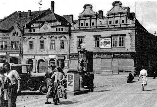 Na místě prvním je snímek č. 1, který dostal 311 hlasů. Jedná se o dům na západní straně Husova náměstí č. 54, kde kdysi Konrád Guth měl řeznictví a nyní je tu optika Renc Optik.
