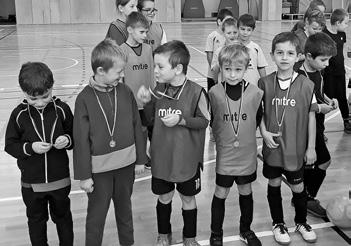 Předání medailí se odehrálo za bouřlivého potlesku všech přítomných rodičů a trenérů, kteří ocenili spoustu pěkných branek, kliček i pěknou hru s plným