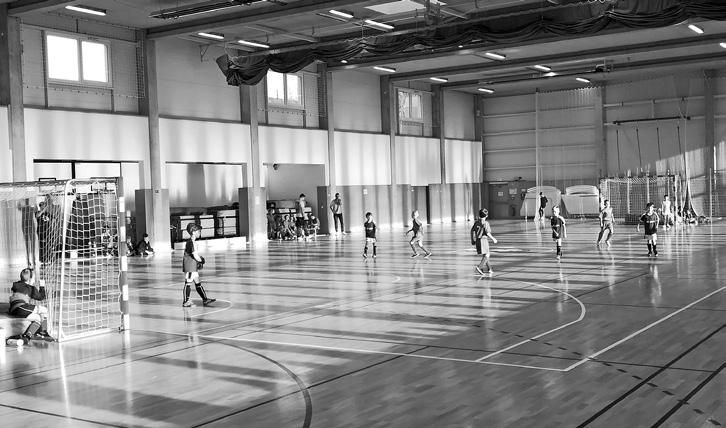 Zimní halová liga v Buchlovicích Brzy po otevření se nová víceúčelová hala Cihelna v Buchlovicích doslova
