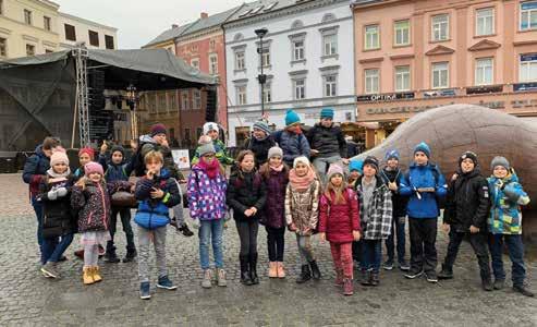 Z našich základních škol strana 15 Advent ve škole V závěru letošního roku čekala na naše žáky řada zážitků. Nechybělo také adventní tvoření a pečení, Planetárium v Ostravě a návštěva vánočních trhů.