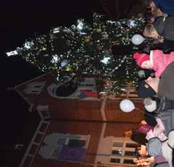 Kultura strana 8 Rozsvícení vánočního stromu Adventní dobu v Kravařích jsme opět zahájili Slavnostním rozsvícením stromu. Tato akce se konala v sobotu 30. listopadu před budovou městského úřadu.