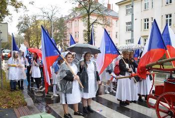Účast v historickém průvodu v dobových zdravotnických uniformách ke 100. výročí vzniku Československé republiky ve spolupráci s MNO (žáci oboru ZA + Mgr. R. Tylšarová, PhDr. K.