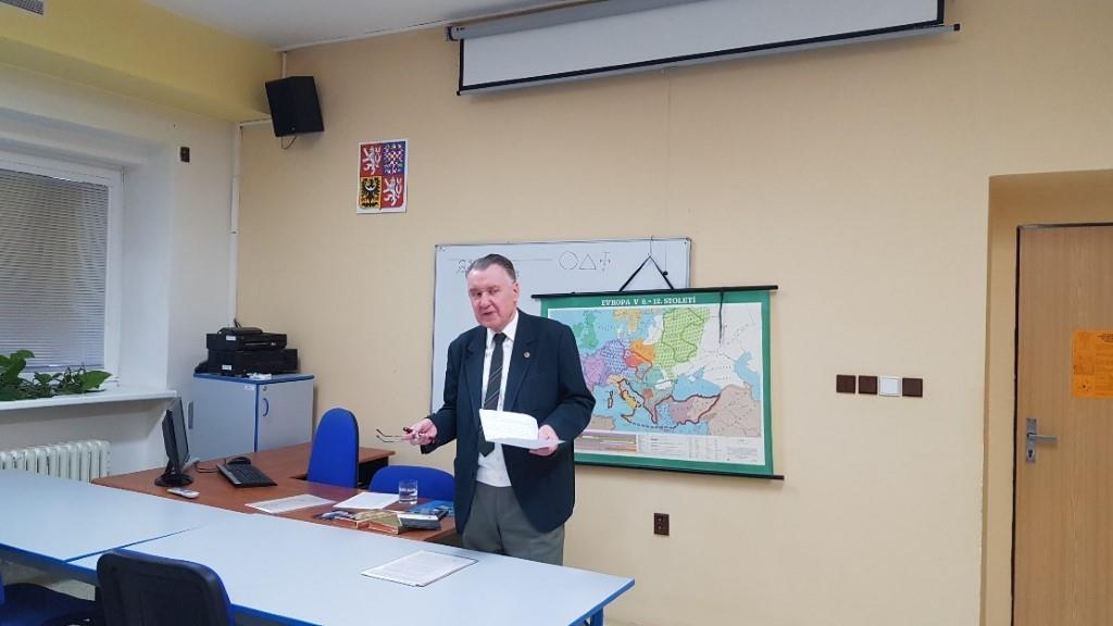 Velké Moravy a také o onemocněních a léčebných zákrocích, které byly v té době známé. Jeho výklad byl doplněn obrazovým materiálem i replikami artefaktů z 9.