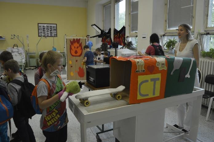 Dopoledne se účastnilo 27 tříd a bylo vytvořeno 23 edukačních programů studenty a vyučujícími vyšší odborné školy, bylo také zařazeno šest doplňujících