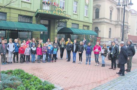 Střední škola zahradnická v Kopidlně pořádá pro základní školy soutěž Kopidlenský kvíteček, jíž se letos naše škola účastnila úplně poprvé. Tříčlenné družstvo žákyň z 2.