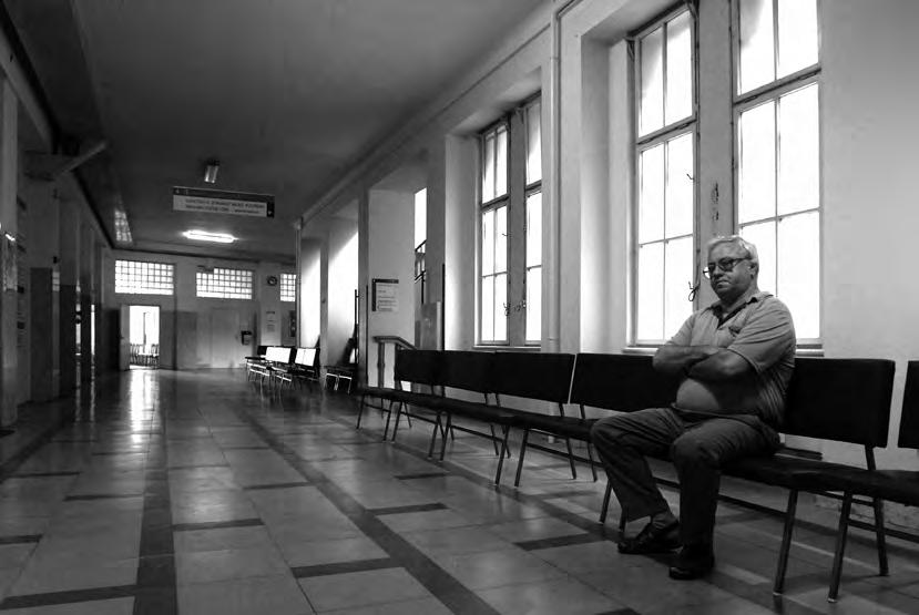 Z LUHŮ DO HÁJE MY, PASAŽÉŘI ZDRAVOTNICKÉHO TITANIKU JAN HNÍZDIL Kolos českého zdravotnictví pluje vstříc neodvratnému cíli. Nápadně připomíná Titanik. Postavený byl ještě v dobách totality.