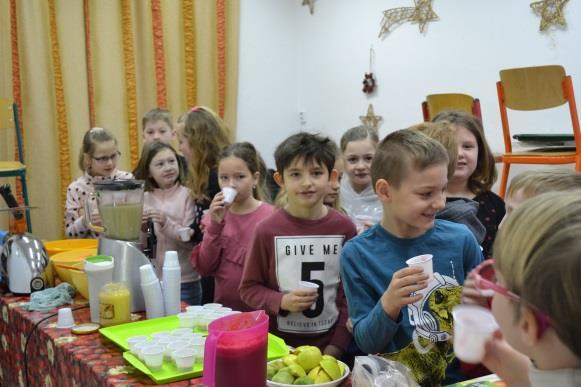 Budoucí zubařky u nás ve škole V úterý 19. února se v Nákle ve škole objevila dvojice mediček z Lékařské fakulty UP. Budoucí zubařky žáky 2.