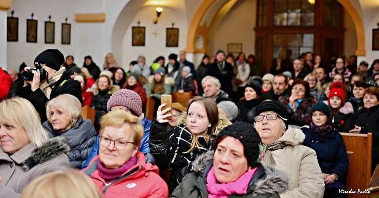 února ŠKOLÁCI Z HVOŽĎAN si ani letos nenechali ujít tradiční lyžovačku na šumavském Zadově a užili si tam se svými instruktory krásný týden.
