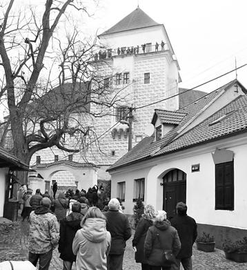 Před 60 lety dne 6. února 1960 si své ano řekli Edita a Zdeněk Pazderníkovi z Vranovic. Tak jako k zimě patří sníh, tak jako k moři pěna, jak ke štěstí patří smích, tak k muži patří žena.