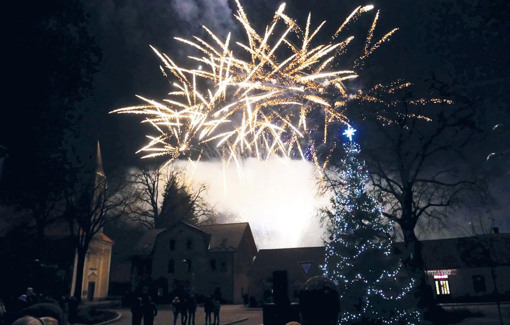 Ohlédnutí Novoroční ohňostroj města (1. 1. 22) Adventní školní jarmark (7. 12.