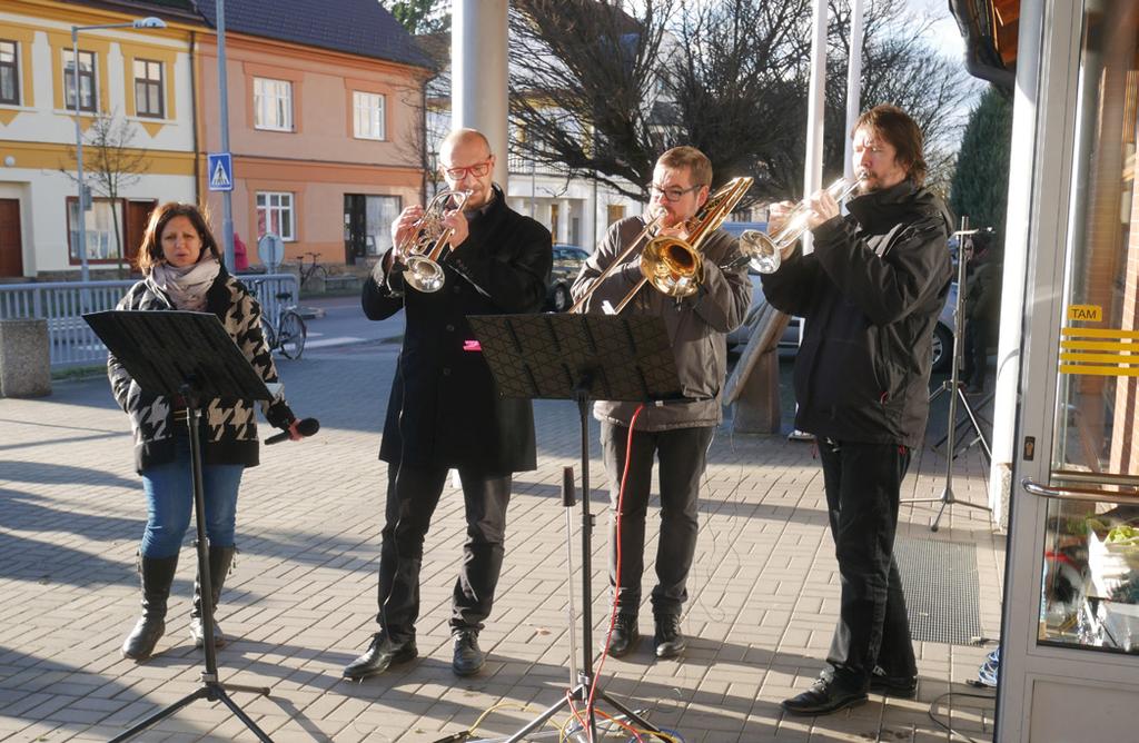 Mezi řinčením jejich řetězů a hrozivými zvuky, které vydávali, se tak ozývala alespoň