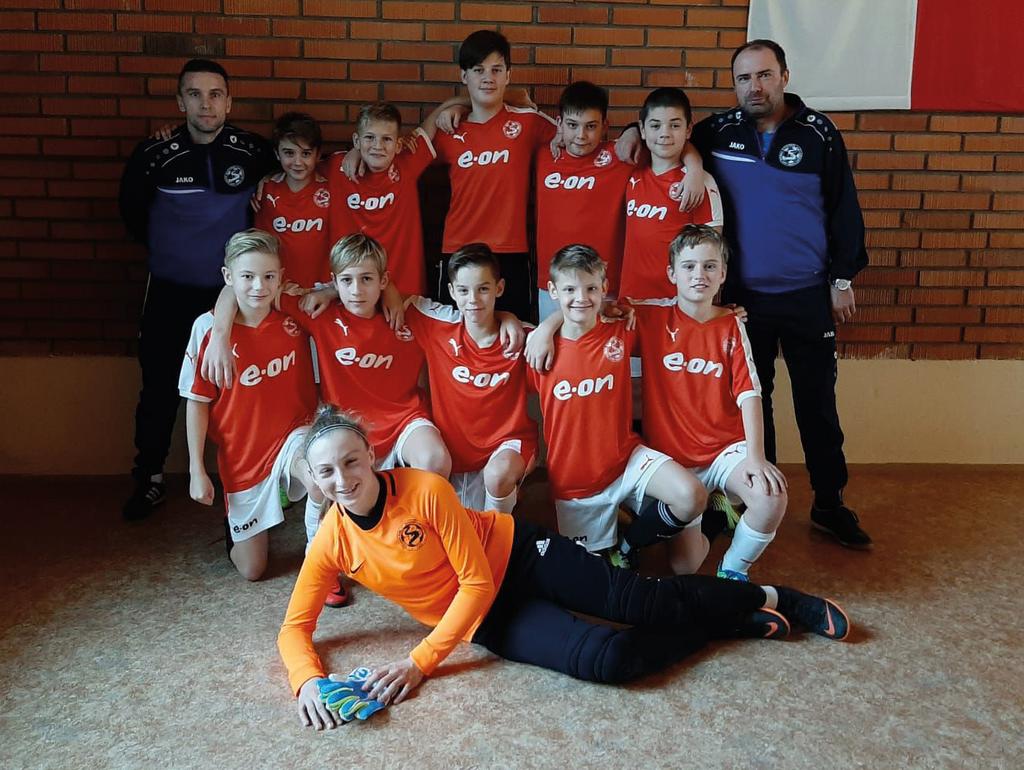 Sport Fotbalový oddíl Mladší žáci opět váleli Martin Šuba Mladší žáci ani o Vánocích nezaháleli a 28. 12. 219 se zúčastnili memoriálu JUDr. A. Straky v třeboňské sportovní hale.