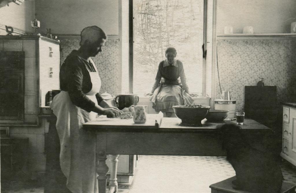 Historie Také chodilo mnoho starých lidí žebrotou, ale málokde dostali krejcar, většinou jen kus chleba, jen některá bohatá selka dala hrnek mouky nebo vajíčko.