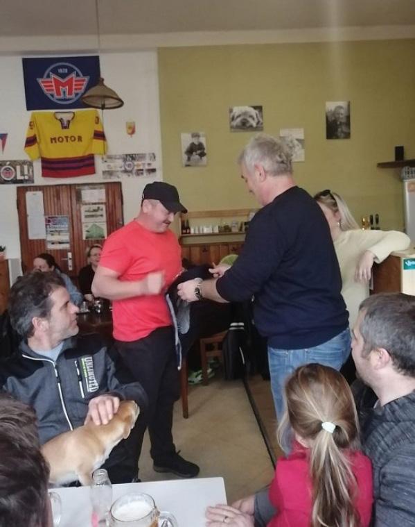 Paní Tetíková, vy jste na stůl přinesla velikou knihu, kroniku Suchdola nad Lužnicí. Přinesla jsem šestý svazek, poslední svazek. Předchozích pět svazků je už uloženo v třeboňském archivu.