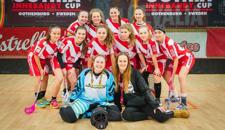 Juniorky G18 Zisk šesti bodů v základní skupině znamenal třetí místo a postup do play off B. Bohužel, v semifinále juniorky vedené duem Černý Vidlák těsně prohrály s týmem Panthers Praha 1:2.