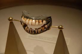 5. 18. století V 18. století byl nejspíš nejvýznamnější událostí objev plastických a porcelánových hmot, které si velice brzy našly své využití i ve stomatologii.