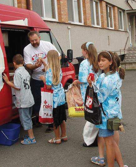 3), pěkným a dojemným vystoupením se s námi za hudebního doprovodu pana učitele