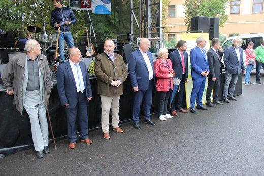 Oslavit konec žní dorazil také ministr zemědělství a rodák ze Žatce Miroslav Toman, hejtman Ústeckého kraje Oldřich Bubeníček, radní pro zemědělství,