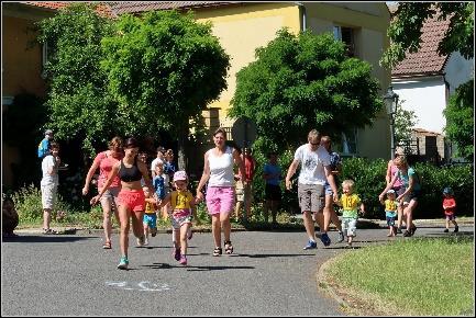 Oldřich a Božena běželi ve vedru Již 24. rok běžel Perucí Běh Oldřicha a Boženy. Do horkého počasí vyběhlo 25 běžců v dětských kategoriích a 20 závodníků v kategoriích dospělých.