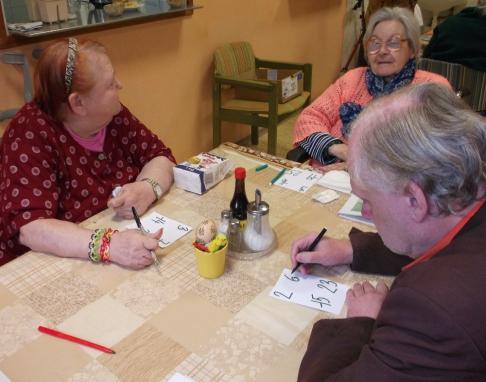 Domov pro seniory Pobytová sociální služba Místo poskytování: Libice nad Cidlinou, Kostelec nad Černými lesy Manažerka služby: Mgr. Dana Batalová tel.: 734 89 127 ; e-mail: batalova.stred@diakonie.