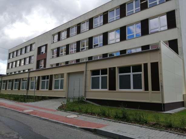 žákům i dospělým vzdělávajícím se v profesních kvalifikacích či jiných vzdělávacích